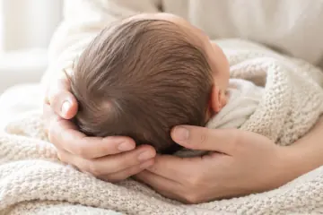 父母手中寶寶柔細的胎毛