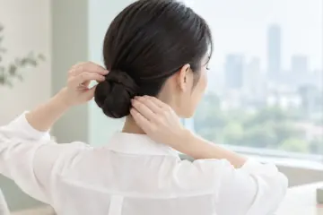 綁起頭髮後露出乾淨的鬢角
